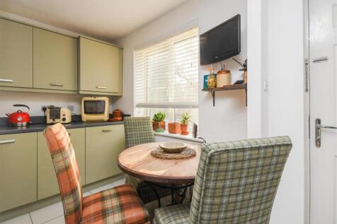 24 Lloyd Grove - Breakfast Kitchen.jpg
