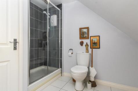 24 Lloyd Grove - En-Suite Shower Room.jpg