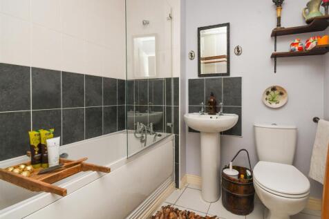 24 Lloyd Grove - Bathroom.jpg