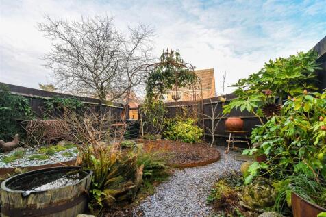 24 Lloyd Grove - Garden.jpg
