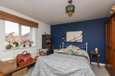 24 Lloyd Grove - Bedroom 2.jpg