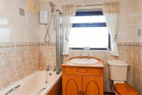 7 Yew Tree Road - Bathroom.jpg