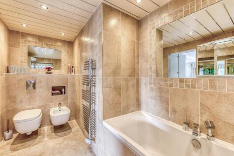 Robinswood-bed1 ensuite2.jpg