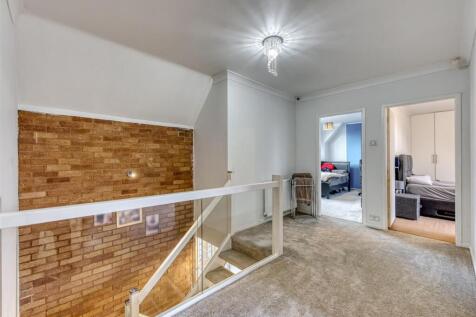 27 Mount Road-FEB25-landing1.jpg