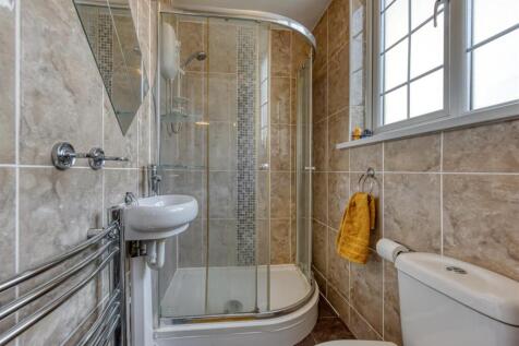 27 Mount Road-FEB25-bed1 ensuite.jpg