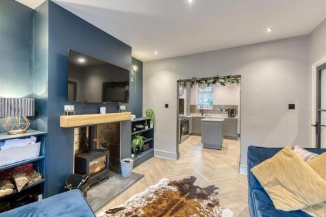 75 Wood Road-living3.jpg