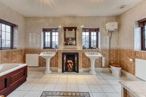 Hammerton House-bed1 ensuite1.jpg