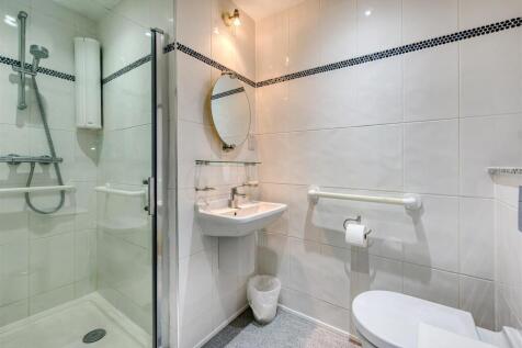 3 Cranmere Court-bed1 ensuite.jpg