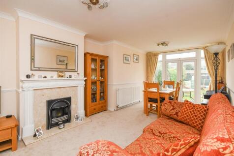 16 Clive Road - Lounge.jpg
