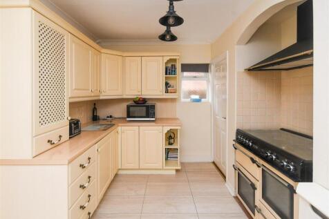 16 Clive Road - Kitchen (2).jpg