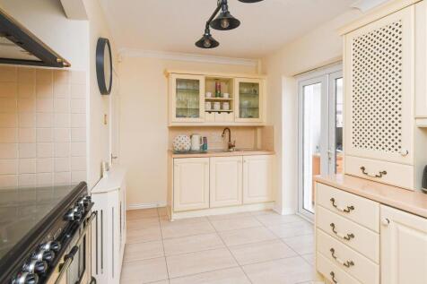 16 Clive Road - Kitchen.jpg