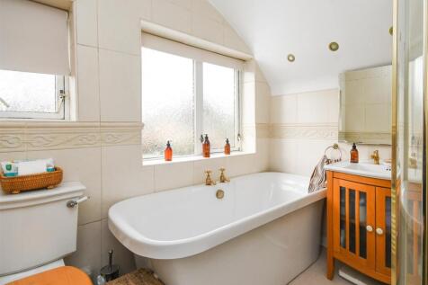 16 Clive Road - Bathroom (2).jpg