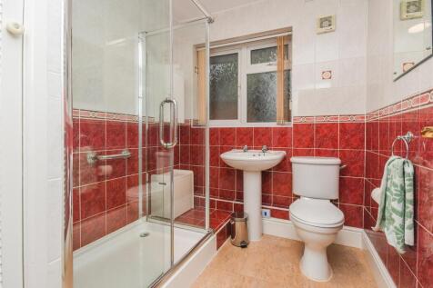 31 Elm Road - Bathroom.jpg