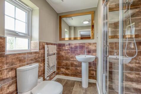 12 Larch Grove-bed1 ensuite.jpg