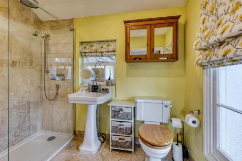 The Grove-bed1 ensuite.jpg