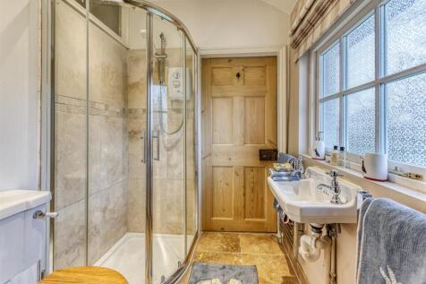 The Grove-bed2 ensuite.jpg