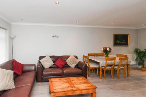 2 Yeadon Gardens - Lounge Diner.jpg