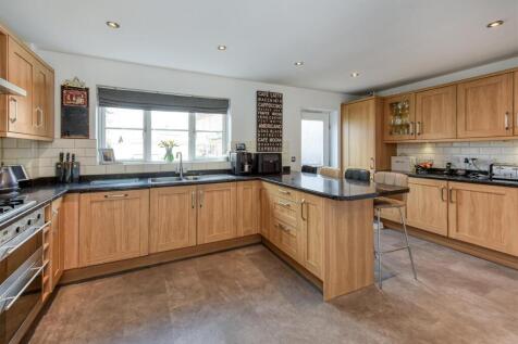 3 Riverside Gardens-kitchen2.jpg