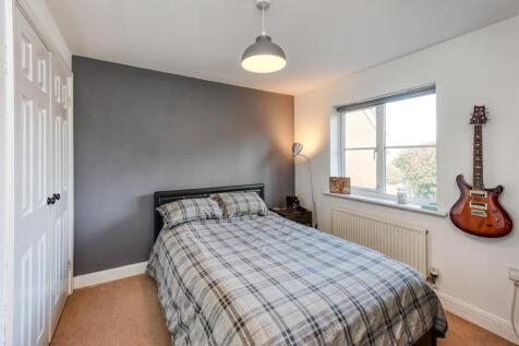 3 Riverside Gardens-bed3.jpg