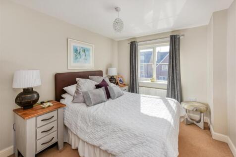 3 Riverside Gardens-bed4.jpg