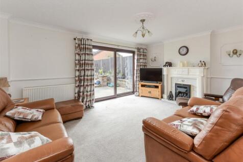 14 Greenacre Drive-lounge.jpg