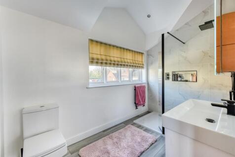 St Cuthberts House-bed1 ensuite.jpg