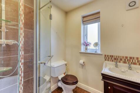 St Cuthberts House-bed5 ensuite.jpg