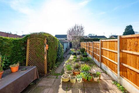 28 Hall End Lane-garden1.jpg