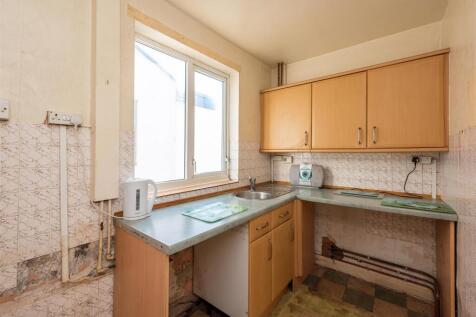 28 Hall End Lane-kitchen.jpg