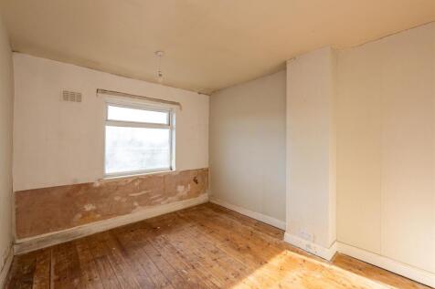 28 Hall End Lane-bed2.jpg
