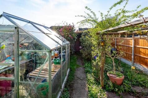 28 Hall End Lane-garden2.jpg