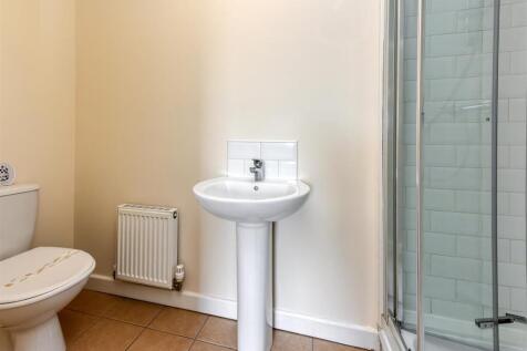 30 Birchwood Road-bed1 ensuite.jpg