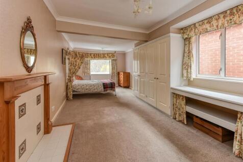 38 Meadow Road-bed1a.jpg