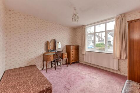 38 Meadow Road-bed2.jpg