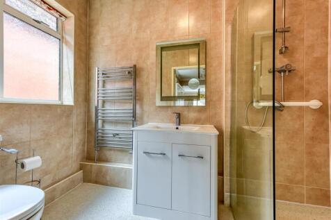 38 Meadow Road-bed1 ensuite.jpg
