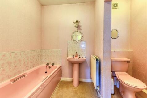 38 Meadow Road-bath1.jpg