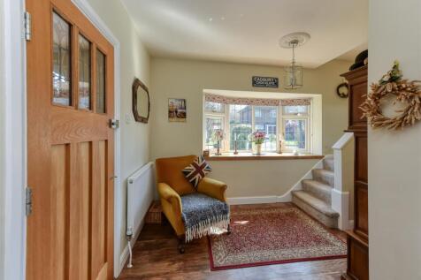 17 Wrekin Drive-hall1.jpg