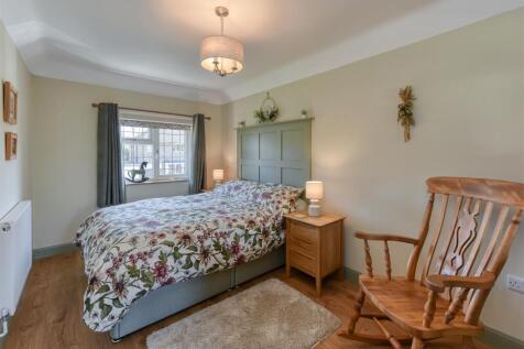17 Wrekin Drive-bed1a.jpg