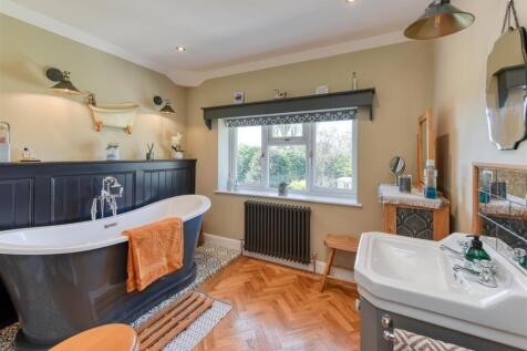 17 Wrekin Drive-bathroom.jpg