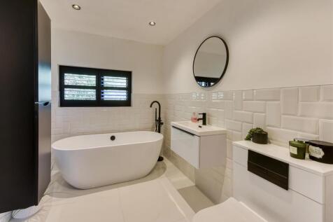 Old Mill House-bed1 ensuite.jpg