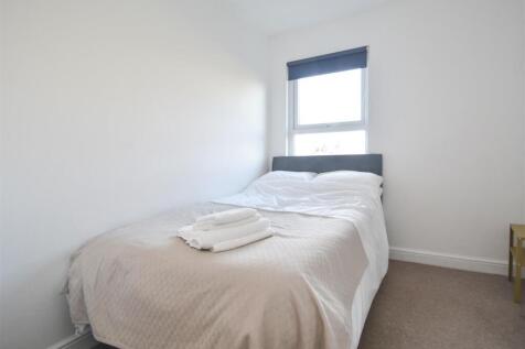 Flat 4, 226 Penn Road - Bedroom.jpg