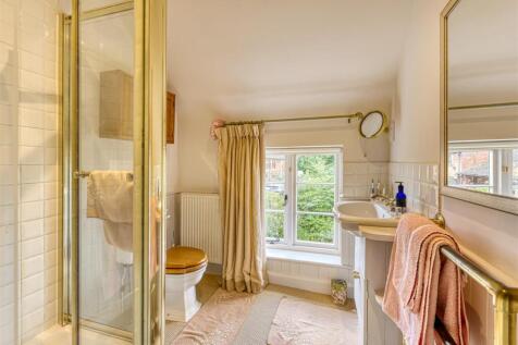 Upper Lea-bed1 ensuite.jpg