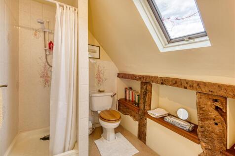 Upper Lea-bed2 ensuite.jpg