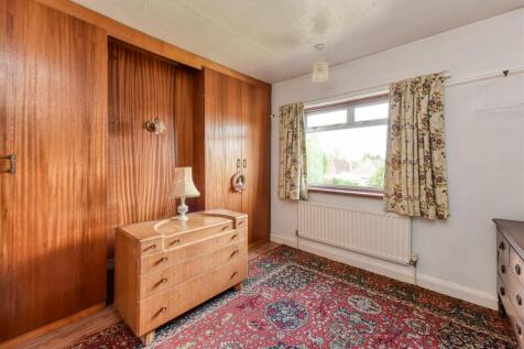 36 Oxbarn Avenue-bed2.jpg