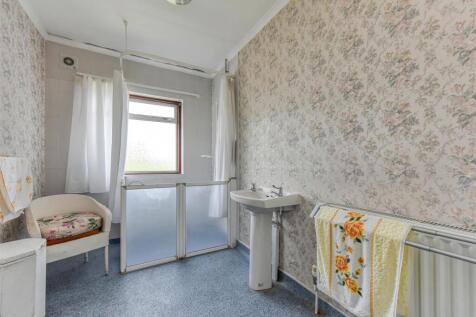 36 Oxbarn Avenue-bathroom.jpg