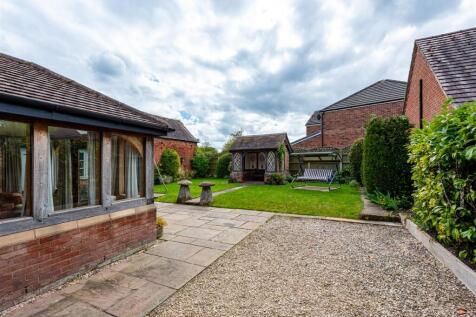 10 High Street-garden1.jpg