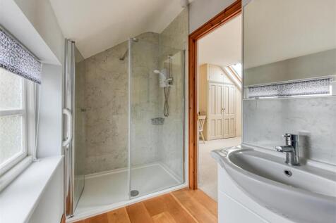 10 High Street-bed1 ensuite2.jpg