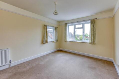 10 High Street-bed2.jpg