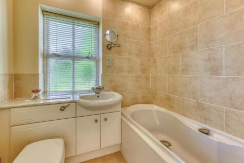 7 Ryton Hall-bed1 ensuite.jpg