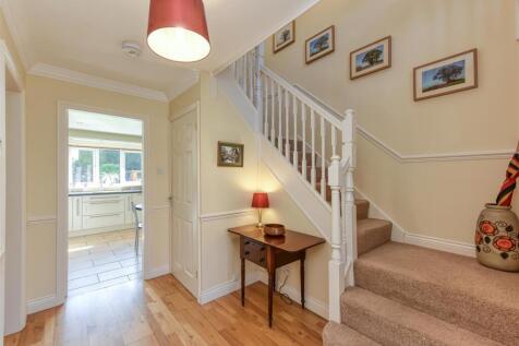 2 Yew Tree Gardens-hall1.jpg